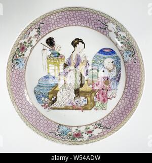 Untertasse - Teller mit einem chinesischen Frau und zwei jungen, Porzellan Teller bedeckt mit rosa Glasur und auf die Glasur in Blau, Rot, Rosa, Grün, Gelb, Lila, Schwarz und Gold bemalt. Auf dem Regal eine sitzende Chinesische Dame mit zwei Jungen von lucky Objekten umgeben, die Wand mit einem Band der Serviette Arbeit mit Blatt durchsetzt - geformte Kartuschen mit blume Sprays, eine Band mit Serviette Arbeit am inneren Rand, die Rückseite ist mit einem rosa Glasur. Famille rose mit Ruby zurück., anonym, China, C. 1725 - C. 1735, Qing- Dynastie (1644-1912)/Yongzheng-Periode (1723-1735), Porzellan (Material), Glasur, Gold (Metall Stockfoto