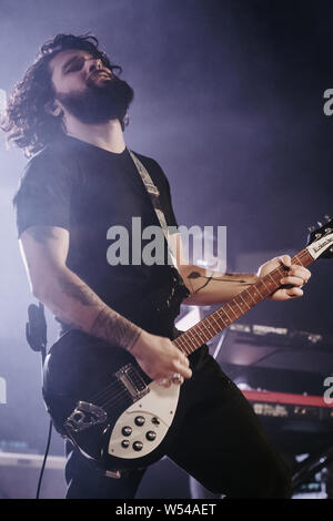 Bande von Jugendlichen durchführen im Islington Assembly Hall, London, England am 3. April, 2019 Stockfoto