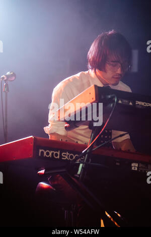 Bande von Jugendlichen durchführen im Islington Assembly Hall, London, England am 3. April, 2019 Stockfoto