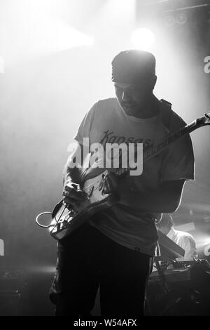 Bande von Jugendlichen durchführen im Islington Assembly Hall, London, England am 3. April, 2019 Stockfoto