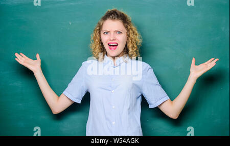 Schule Material. Kenntnisse täglich. leere Tafel Informationen. zurück zu Schule. Frau mag studieren. verwirrt Student an der Tafel. Universität oder College Leben. Frau Lehrerin in der Schule Lektion. Stockfoto