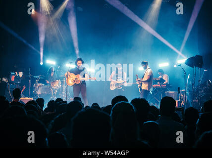 Bande von Jugendlichen durchführen im Islington Assembly Hall, London, England am 3. April, 2019 Stockfoto