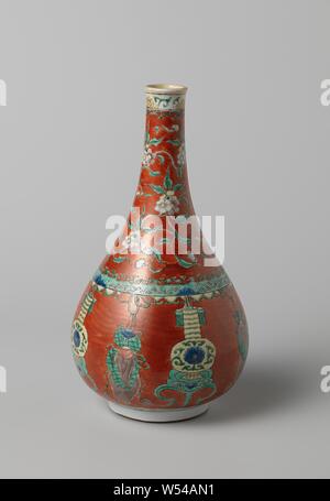 Flasche Vase mit Quasten, Troddeln, Oliven, Nüsse, Vasen und Blumen blättert, Flasche-förmige Porzellan Vase mit einem Birnenförmigen Körper und langen Hals, mit Rot und malte auf die Glasur in Blau, Grün, Gelb, Aubergine und Schwarz. Die Dekoration wurde in Rot gespeichert. Abwechselnd auf dem Bauch eine Vase mit einem Lotus auf es auf einen Tisch und Bürsten. Über, dass sich eine Band mit Dreiecken und Lotus ranken. Den Hals mit prunus Reben. Am Rande einer Band mit Lotus Reben. Rand wurde wiederhergestellt. Porzellan mit Emaille Farben., anonym, Japan, C. 1700 - C. 1799, Edo-Periode (1600-1868), Porzellan (Material), Glasur, Verglasung Stockfoto