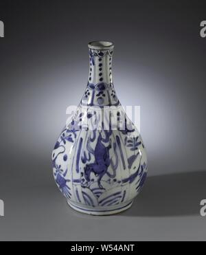 Pear-shaped Flasche Vase mit Pferden und Blume Sprays, Flasche-förmige Porzellan Vase mit ein birnenförmiges Organ, in unterglasur blau lackiert. Die Mauer ist in Fächer mit wechselnden galoppierende Pferde und Blume Sprays unterteilt, auf dem Hals einer Box Dekoration mit Dots und Bürsten. Risse im Porzellan., anonym, China, C. 1600 - C. 1649, Ming-Dynastie (1368-1644)/Ch'ing-Dynastie (1644-1912)/Wanli-Periode (1573-1619) / Carol-Periode (1621-1627)/Chongzhen-Periode (1628-1644)/Shunzhi-Periode (1644-1661), Porzellan (Material), Glasur, Cobalt (Mineral), Verglasung, h 26,2 cm, d 3,9 cm d 16cm d 10.7 Stockfoto