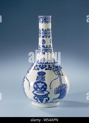 Birnenförmiger Flasche Vase mit Glückssymbole, Quasten und Zierpflanzen Grenzen, Flasche geformte Porzellan Vase mit Birnenförmiger Körper und langen Hals, in unterglasur blau lackiert. Auf dem Bauch zweimal eine Vase auf einen niedrigen Tisch. Auf der Schulter eine Band mit hängenden ruyi Motive mit Ranken, von dem Bogen am Bauch mit Quasten und Rollen hängen. Der Hals mit Zierbändern und Medaillons mit geometrischen Motiven. Am Rande einer Band mit floralen Schriftrollen. Ein Riss in den Hals. Blau Weiß., anonym, China, C. 1700 - C. 1724, Qing- Dynastie (1644-1912)/Kangxi-Periode (1662-1722), Porzellan (Material), Glasur Stockfoto