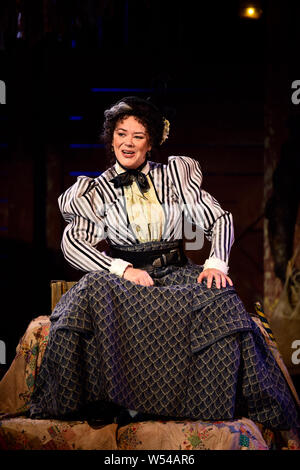 Josie Lawrence spielen Tante Eller in Oklahoma!, Chichester Festival Theatre, West Sussex, UK. 19. Juli 2019. Stockfoto