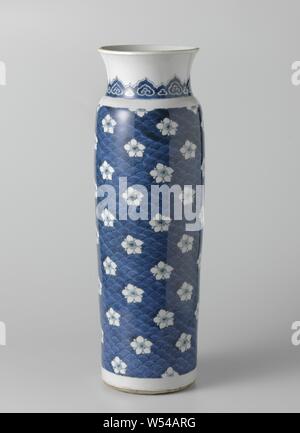 Hülse Vase, Vase mit prunus Blüten auf ein Wellenmuster, Porzellan vase (Katze), in unterglasur blau lackiert. Der Körper ist mit einem wellenmuster mit Losen prunus Blüten bedeckt. Am Hals eine Band mit ruyi Motive. Übergangszeit Porzellan in Blau und Weiß., Blumen, Schmuck, anonym, China, C. 1635 - C. 1650, Ming-Dynastie (1368-1644)/Ch'ing-Dynastie (1644-1912)/Chongzhen-Periode (1628-1644)/Shunzhi-Periode (1644-1661), Porzellan (Material), Glasur, Cobalt (Mineral), Verglasung, h 48 cm, d 14,2 cm, d 13,9 cm Stockfoto