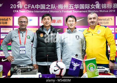 (Von links) Trainer Thomas Dennerby von Nigeria, Jia Xiuquan von China, Yoon Deok-yeo von Südkorea, Mirel Albon von Rumänien nehmen an einer Presse conferen Stockfoto