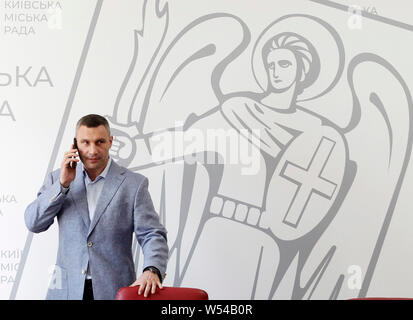 Kiew, Ukraine. 26. Juli, 2019. Bürgermeister und ehemaligen Boxweltmeister Vitali Klitschko Gespräche über ein Mobiltelefon, während einer Pressekonferenz in Kiew. Andriy Bohdan, Leiter der Ukrainische Präsident Wladimir Zelensky Presidential Office ein Schreiben an Minister des Kabinetts Oleksandr Saenko zu ihm und bat ihn, eine Motion Vitali Klitschko als Leiter des Ksca zu entlassen, wie lokale Medien berichteten. Credit: SOPA Images Limited/Alamy leben Nachrichten Stockfoto