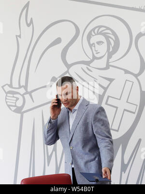 Kiew, Ukraine. 26. Juli, 2019. Bürgermeister und ehemaligen Boxweltmeister Vitali Klitschko Gespräche über ein Mobiltelefon, während einer Pressekonferenz in Kiew. Andriy Bohdan, Leiter der Ukrainische Präsident Wladimir Zelensky Presidential Office ein Schreiben an Minister des Kabinetts Oleksandr Saenko zu ihm und bat ihn, eine Motion Vitali Klitschko als Leiter des Ksca zu entlassen, wie lokale Medien berichteten. Credit: SOPA Images Limited/Alamy leben Nachrichten Stockfoto