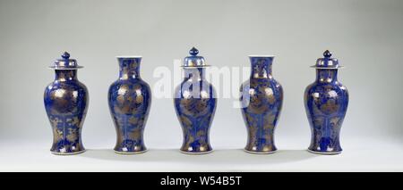 Kunst Elemente Vase mit Pulver blau und blühende Pflanzen und Tiere, die in der Dekoration, Kunst Elemente-förmige Vase mit langen, Verbreitung Hals, in unterglasur blau und gold Glasur gemalt. Die Vase ist bedeckt mit Bleu poudré (Pulver blau) und mit drei Zeilen der Kammern eingerichtet: Die untere Zeile hat eine andere blühende Pflanze oder Baum in jedes Fach neben einem Rock mit Insekten, die zweite Zeile wird auch mit vier verschiedenen Blütenpflanzen (Lotus, Chrysantheme, Prunus, päonie) mit Vögeln und/oder Schmetterlingen. Vier Fächer mit unterschiedlichen Blume Sprays und Schmetterlinge um den Hals, ein Stockfoto