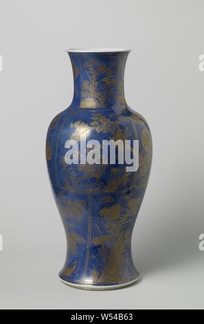 Kunst Elemente Vase mit Pulver blau und blühende Pflanzen und Tiere, die in der Dekoration, Kunst Elemente-förmige Vase mit langen, Verbreitung Hals, in unterglasur blau und gold Glasur gemalt. Die Vase ist bedeckt mit Bleu poudré (Pulver blau) und mit drei Zeilen der Kammern eingerichtet: Die untere Zeile hat eine andere blühende Pflanze oder Baum in jedes Fach neben einem Rock mit Insekten, die zweite Zeile wird auch mit vier verschiedenen Blütenpflanzen (Lotus, Chrysantheme, Prunus, päonie) mit Vögeln und/oder Schmetterlingen. Vier Fächer mit unterschiedlichen Blume Sprays und Schmetterlinge um den Hals, ein Stockfoto