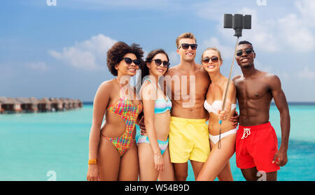 Gerne Freunde unter selfie auf Sommer Strand Stockfoto