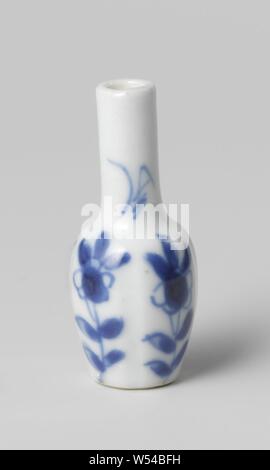 Miniatur Flasche Vase mit blühenden Pflanzen, Miniatur 6-gelappten, Flasche-förmige Porzellan Vase, in unterglasur blau lackiert. Sechs blühende Pflanzen an der Wand. Blau und Weiß Ornament aus pflanzlichen Formen, anonym, China, c. abgeleitet 1675 - C. 1724, Qing- Dynastie (1644-1912)/Kangxi-Periode (1662-1722)/Yongzheng-Periode (1723-1735), Porzellan (Material), Glasur, Cobalt (Mineral), Verglasung, h 4,7 cm d2 cm Stockfoto