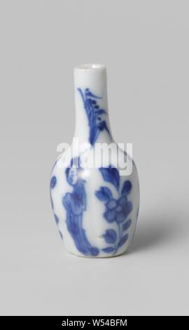 Miniatur Flasche Vase mit blühenden Pflanzen und Chinesischen Damen, Miniatur 6-gelappten, Flasche-förmige Porzellan Vase, in unterglasur blau lackiert. An der Wand 6 mal abwechselnd eine blühende Pflanze und eine Chinesische Dame (lange Liste). Blau und Weiß Ornament aus pflanzlichen Formen abgeleitet, Chinesisch, anonyme, China, C. 1675 - C. 1724, Qing- Dynastie (1644-1912)/Kangxi-Periode (1662-1722)/Yongzheng-Periode (1723-1735), Porzellan (Material), Glasur, Cobalt (Mineral), Malerei, h 4,7 cm, d 2,2 cm Stockfoto