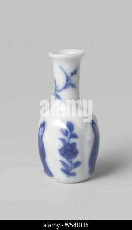 Miniatur Flasche Vase mit blühenden Pflanzen und Chinesischen Damen, Miniatur 6-gelappten, Flasche-förmige Porzellan Vase, in unterglasur blau lackiert. Sechs blühenden Pflanzen auf der Wand und Chinesischen Damen (lange Linien). Blau und Weiß Ornament aus pflanzlichen Formen, anonym, China, c. abgeleitet 1675 - C. 1724, Qing- Dynastie (1644-1912)/Kangxi-Periode (1662-1722)/Yongzheng-Periode (1723-1735), Porzellan (Material), Glasur, Cobalt (Mineral), Malerei, h 4,2 cm, d 2,1 cm Stockfoto