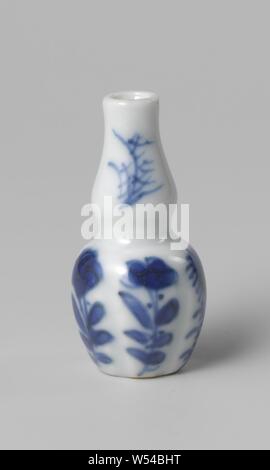 Miniatur Flasche Vase mit blühenden Pflanzen, China, C. 1675 - C. 1724, Qing- Dynastie (1644-1912)/Kangxi-Periode (1662-1722)/Yongzheng-Periode (1723-1735), Porzellan, glasiert, Cobalt (Mineral), Malerei, h 4,2 cm, d 2,1 cm Stockfoto