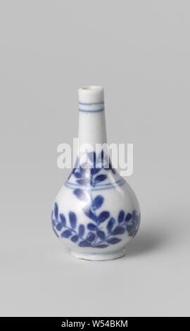 Miniatur Flasche Vase mit eine blühende Pflanze, Miniatur Flasche-förmige Vase aus Porzellan mit einem Birnenförmigen Körper, in unterglasur blau lackiert. Eine blühende Pflanze, an der Wand und der Schulter. Auf der anderen Seite mit einem Bogen. Blau und Weiß Ornament aus pflanzlichen Formen, anonym, China, c. abgeleitet 1675 - C. 1724, Qing- Dynastie (1644-1912)/Kangxi-Periode (1662-1722)/Yongzheng-Periode (1723-1735), Porzellan (Material), Glasur, Cobalt (Mineral), Malerei, h 5,5 cm, d 2,9 cm Stockfoto