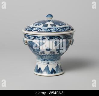 Brazier mit Kran - geformte Medaillons und Zierpflanzen Grenzen, Porzellan tellerförmigen Schüssel in die Form einer Schüssel auf einem hohen Sockel mit einem separaten inneren Schüssel und Deckel. In Unterglasur blau lackiert. Auf der Außenseite der Schale mit Fuß vier Medaillons in der Form eines Krans, dazwischen ein wolle Motiv und horizontale Linien auf. Rund um den Fuß eine Band mit stilisierten Blüten, die äußere Kante mit einem dekorativen Band. Drei Bands auf dem Fuß: einmal mit einem erhöhten Blatt Motiv, ein mit zwei Blume Reben und eine mit einem Mäander Muster. Die äußere Wand mit vier kleinen Ohren, die in Form von Monster köpfen. Die Frittierwanne ist Stockfoto