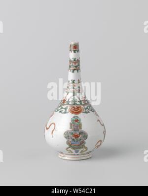 Pear-shaped Rosenwasser Sprinkler oder eine Flasche Vase mit dekorativen, Grenzen, Vasen und Quasten, Rose - Wasser Dropper oder Flasche-förmige Porzellan Vase mit einem Birnenförmigen Körper, malte auf der Glasur in Blau, Rot, Grün, Gelb, Aubergine und Schwarz. Abwechselnd eine Vase mit Blumen Reben auf einem Hocker und Bürsten auf dem Bauch. Verschiedene dekorative Bänder mit floralen blättert, ruyi Motiv und Serviette arbeiten an der Schulter und am Hals. Über dem Fuß eine Band mit Ranken. Famille Verte., anonym, China, C. 1700 - C. 1724, Qing- Dynastie (1644-1912)/Kangxi-Periode (1662-1722), Porzellan (Material), Glasur, Verglasung Stockfoto