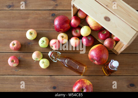 Flaschen Apfelsaft oder Essig auf hölzernen Tisch Stockfoto