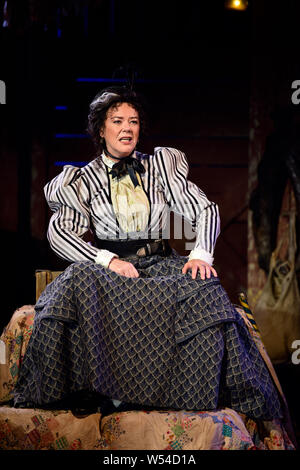 Josie Lawrence spielen Tante Eller in Oklahoma!, Chichester Festival Theatre, West Sussex, UK. 19. Juli 2019. Stockfoto