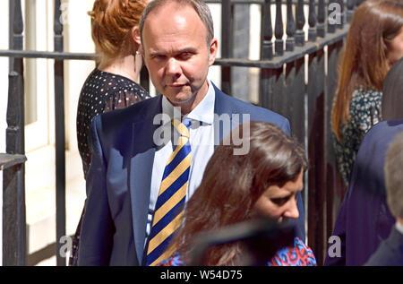 Gavin Barwell (Downing Street Stabschef, ehemalige konservative MP) in Downing Street Theresa's Mai Abschied Rede am letzten Tag hören als Ministerpräsident Stockfoto