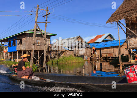 Schwimmende Dörfer sind über den Inle See in Myanmar entfernt Stockfoto