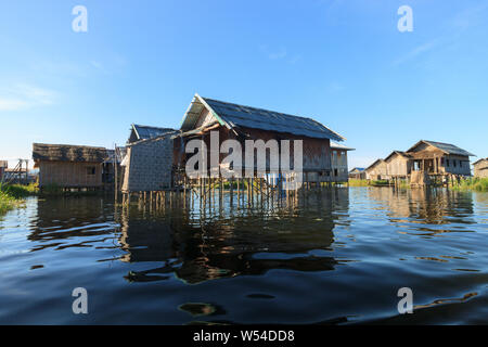 Schwimmende Dörfer sind über den Inle See in Myanmar entfernt Stockfoto