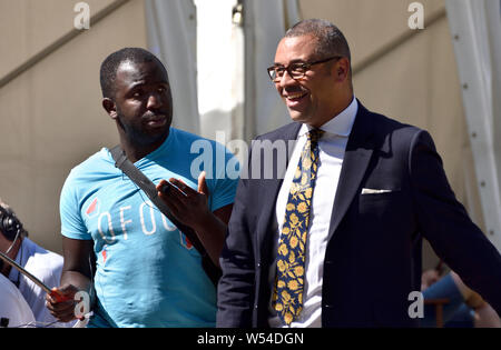 James geschickt MP (Con: Braintree) Minister ohne Portfolio - Konservative Partei Stuhl - Gespräch mit Femi Oluwole - pro-europäischen poilitical Aktivist Stockfoto