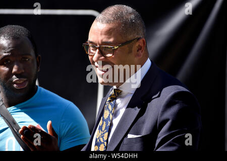 James geschickt MP (Con: Braintree) Minister ohne Portfolio - Konservative Partei Stuhl - Gespräch mit Femi Oluwole - pro-europäischen poilitical Aktivist Stockfoto