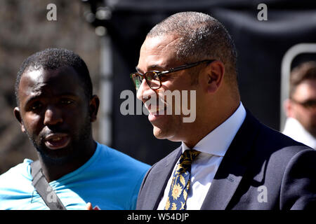 James geschickt MP (Con: Braintree) Minister ohne Portfolio - Konservative Partei Stuhl - Gespräch mit Femi Oluwole - pro-europäischen poilitical Aktivist Stockfoto