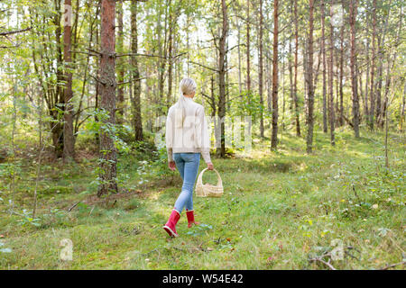 Junge Frau Pilze im Herbst Wald Stockfoto