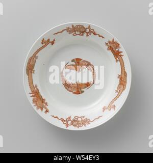 Suppenteller aus dem Roten Drachen Service, Suppe Teller aus Porzellan, in Rot und Gold bemalt. Zwei phoenixes, die einen Kreis bilden, sind auf dem flachen gemalt. Zwei Drachen und zwei chinesische Symbole, die mit Bögen sind an der Grenze gemalt. Das Zeichen ist markiert., Meissener Porzellan Manufaktur, Meissen, C. 1730, Porzellan (Material), h 4,4 cm x T 23,2 cm Stockfoto