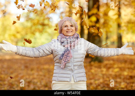 Gerne ältere Frau genießen Sie einen wunderschönen Herbst Stockfoto
