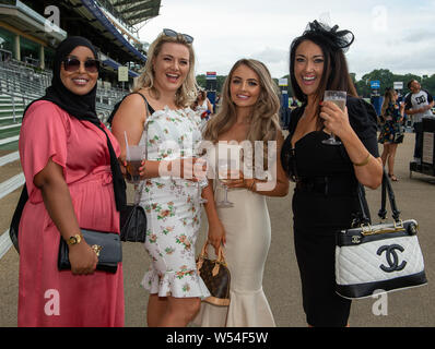 Ascot Racecourse, Ascot, Großbritannien. 26. Juli, 2019. Libin, Olivia, Ruth und Janella aus London suchen Glam, da sie vor einer Tage Rennen in Ascot Racecourse ankommen. Credit: Maureen McLean/Alamy leben Nachrichten Stockfoto