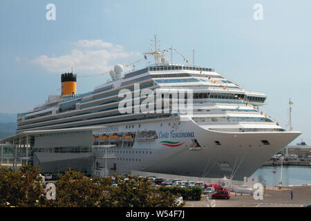 Savona, Italien - May 30, 2019: Kreuzfahrtschiff auf dem Parkplatz im Hafen Stockfoto