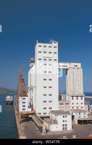 Aufzug im Seehafen. Savona, Italien Stockfoto