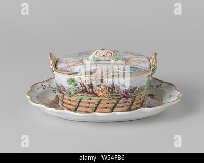 Zwei lidded Butter Gerichte mit untertassen Butterdose mit Deckel und Untertasse, mehrfarbig lackiert mit Hafen Gesicht und bandwork, Butterdose (A-1) mit Deckel (A-2) auf eine Untertasse (A-3) mehrfarbig mit Aussicht auf den Hafen gemalt. Entlang der unteren drei Bands durch ein Blatt Schlinge gewickelt. Die untere Platte, oval mit gezacktem Rand, ist mit einem mediterranen Landschaft eingerichtet. Einzelnen Blume Zweige um ihn herum. Markierten V in unterglasur Blau, Hafen, anonyme, Delft, C. 1735 - C. 1755 Stockfoto