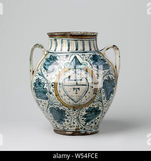 Vase, sphärisch, mit zwei Ohren, sphärischen Vase mit bunt bemalten Majolika, mit einem kurzen zylindrische Hals und zwei c-förmigen Ohren. An der Vorderseite der Vase eine herzförmige Waffe befindet sich in einem kreisförmigen Medaillon, in dem die Buchstaben T und über dem ein Kreuz gemalt. Um das Medaillon und auf der Rückseite der Vase, Reben werden mit Spiralen, zwischen denen sind die großen blauen stilisierten Blumen., anonym, Montelupo, c. lackiert 1460 - C. 1490, Fayencen, Zinn, Blei Glasur Glasur, h 30,0 cm, d 15,5 cm d 27 cm Stockfoto