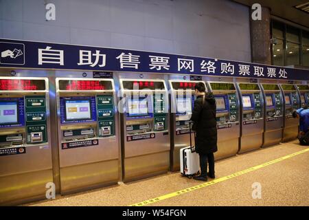 ---- Einen chinesischen Pkw kauft seinen Zug Tickets für das Spring Festival reisen Rush, auch bekannt als "Chunyun', an der Beijing West Railway Station i Stockfoto