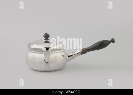 Kochtopf mit Deckel mit dem Van Beaumont Familienwappen, Topf oder porringer mit Deckel mit dem Van Beaumont Familienwappen. Die gedruckten sphärische Körper hat eine konvexe hervorstehenden oberen Kante, die an der Unterseite von einer breiten Rippe ist begrenzt, und das mündet in ein Bvg-geformten Ausguss. Auf halbem Weg durch den Körper, das Ebenholz kunst Elemente-förmige profilierte ragt schräg abwickeln, ist eingefügt in einem silbernen Berg aus zwei Teilen. Die Lockere, gebogene Deckel hat eine niedrige runde Erhöhung in der Mitte, auf dem die sphärischen, profiliert, Ebenholz, durch eine kleine silberne Kugel gekrönt, angeschlossen ist. Die Van Beaumont Wappen Stockfoto