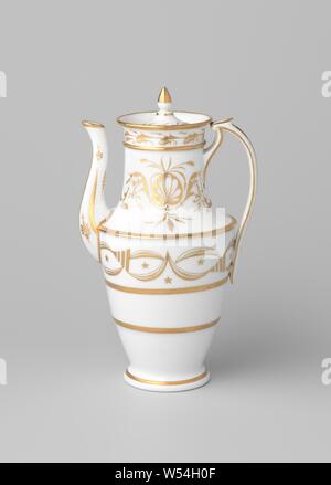 Die Kaffeekanne mit stilisierten Blumen Sprays und Zierpflanzen Grenzen, Kaffeetasse aus Porzellan, bemalt auf der Glasur in Gold. Die Kanne hat eine Vase - geformte Körper, S-förmige Ausguss und einen hohen Ohr, oben auf die Felge verbunden. Der Bauch ist in drei große Bands mit goldenen Linien mit in die obere einen Kranz von Sternen, half moon Formen mit Punkte und Dreiecke unterteilt. Zweimal eine stilisierte Blüte Zweig am Hals und Blume Reben auf dem Rand. Auswurfkrümmer mit goldenen Linien und stilisierten Blumen. Empire., anonym, Frankreich, C. 1800 - C. 1824, Porzellan (Material), Glasur, Gold (Metall), Verglasung Stockfoto