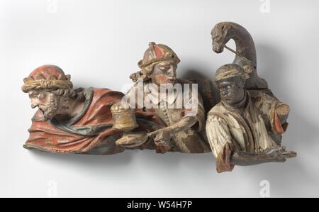 Die drei Könige, Fragment einer Anbetung des Christus Kind, Drei Könige, von denen nur der obere Teil ist erhalten, lehnen Sie sich auf der linken Seite. Melchior schaut nach unten (in Richtung der Kinder), in der linken Hand trägt er ein Glas mit Deckel dekoriert mit Grunzen. Balthasar, vor einer Mauer, schaut sich um und hält den linken Arm diagonal. Caspar drehte den linken Arm nach rechts und die andere nach oben, offenbar das Kamel hinter ihm durch die Zügel zu halten. Melchior trägt einen Mantel, rechts vor der Brust und eingeschaltet wird, hängt über dem linken Unterarm mit einem Zettel, auf dem Kopf eine Krone Stockfoto