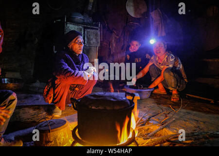 Lokale Bewohner in Ihrem Haus in Nongli Dorf zu sehen sind, Bansheng Stadt, dahua Yao autonomen Grafschaft, Hechi City, South China Guangxi Zhuang Auto Stockfoto