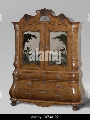 Spiegelschrank Spiegelschrank mit Türen, in dem chinesischen Stil Gemälde backglass mit Kränen und Wasserpflanzen, Spiegelschrank mit mehreren Arten von Holz auf einer Eiche Kern besteht aus einer oberen und unteren Schrank geklebt. Die Basis hat abgerundete Ecke stellen, drei Schubladen und ruht auf Kralle Stücke. Die Türen der oberen Schrank spiegel mit 'backglass Paintings' im chinesischen Stil, mit Kränen in der Mitte von Wasserpflanzen und Reed. Die Haube hat einen Spiegel in der Mitte mit einem gemalten fliegende Kran Follower. Silver Fittings mit Amsterdam city Markenzeichen und Maker's Mark DF Stockfoto