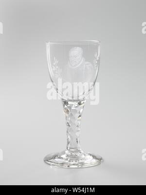 Wein Glas mit einem Porträt von stadthalter Prinz Wilhelm I (1533-1584) Kelch mit einem Porträt von Willem I, konischen Fuß. Erweiterung, Facette - schneiden sie Stammzellen, die Änderungen in eine eiförmige Kelch. Auf der Schüssel ein Porträt von Stadholder Prinz Wilhelm I (1533-1584) mit einem Zweig mit orange Äpfel auf beiden Seiten, die gemeinsam an der Unterseite gebunden sind. Unter dem Porträt der Text: WILLEM DIE ERSTE // Prinz von Oranien. etc., historische Personen, Willem I (Prinz von Oranien), anonym, C. 1780-in oder vor 1798, Glas, Glasbläserei, h 15,5 cm x T 7,9 cm, d 7,9 cm Stockfoto