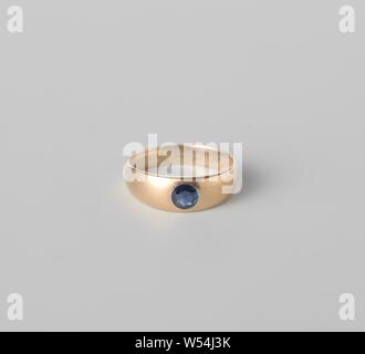 Gold Ring, glatten Band mit 1 Saphir. Inschrift: A.J.S. d L 26. Januar 1911., anonym, 1911, gold (Metall), saphir (Mineral), d 2,4 cm x H 0,7 cm Stockfoto