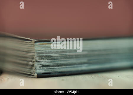 In der Nähe von schönen Buch auf einem Holztisch Hintergrund. Stockfoto