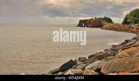 Rock Rüstung am Meer entlang Wand an Langstone Rock, Dawlish Warren. Stockfoto